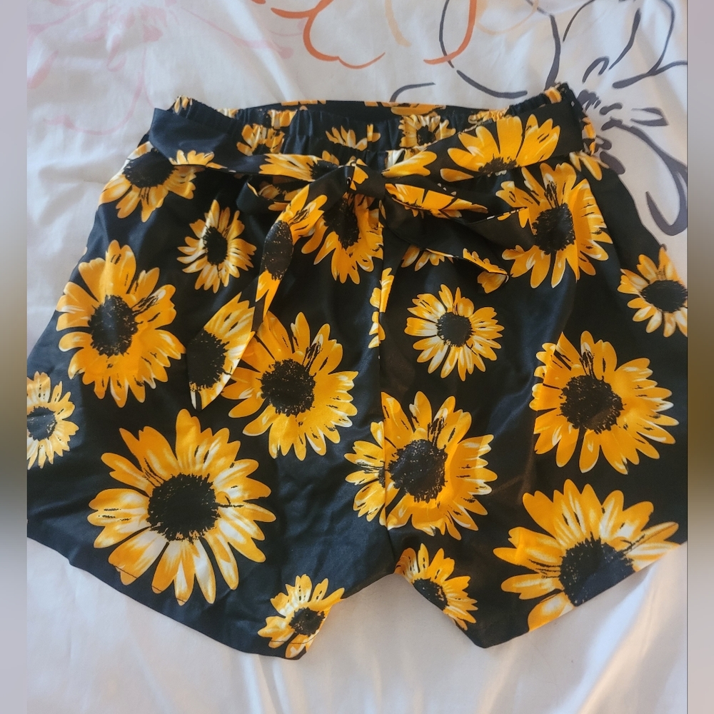 Shorts with yellow flowers size L